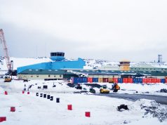 BUZLARIN ÜZERİNDE GÜVENLİ YÜKSELİŞ: ROTHERA ÜSSÜ’NDE PERSONEL YÜKSELTİCİ PLATFORMLAR GÖREV BAŞINDA